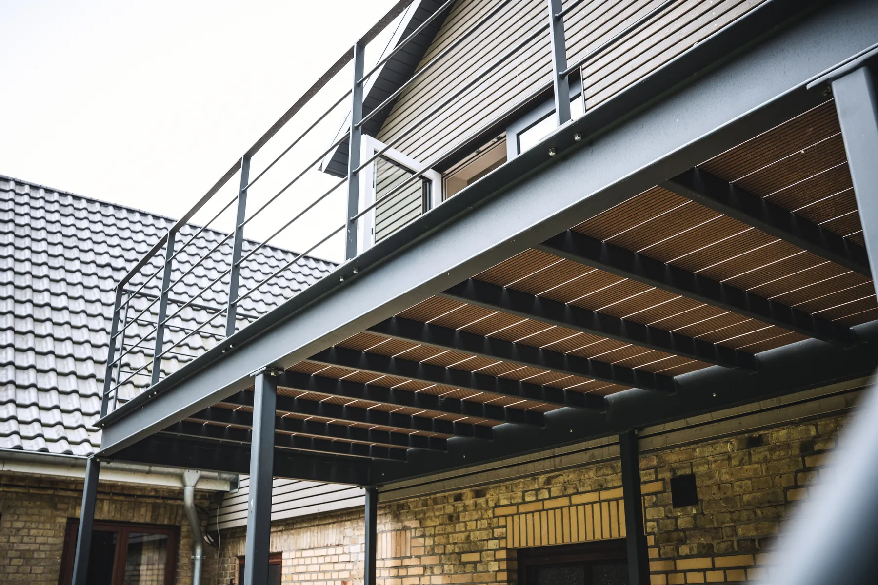 aussentreppe-balkon-schafflund-hero.webp von Metallbau Hennisge